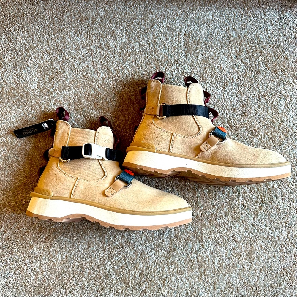 Sorel Women’s Lug Style Boots Tan Suede. Size 9 with Cranberry and Aqua Details